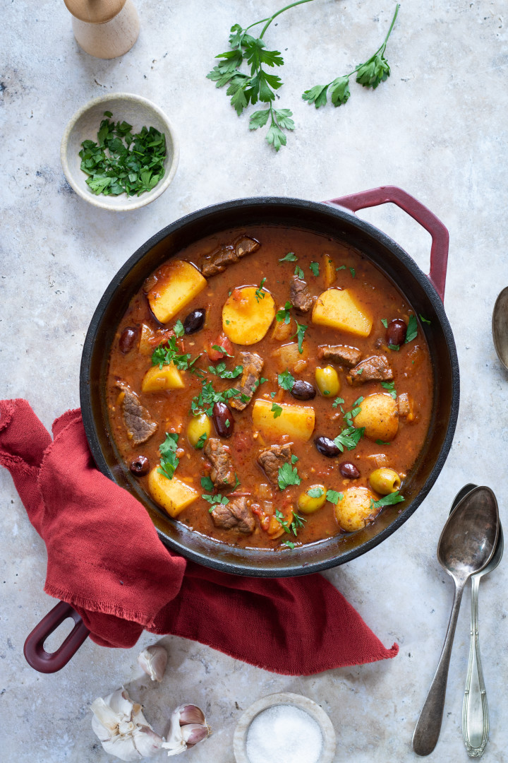 hovädzie mäso paradajky, olivy